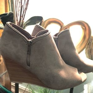Report  open toe heel boots size 10